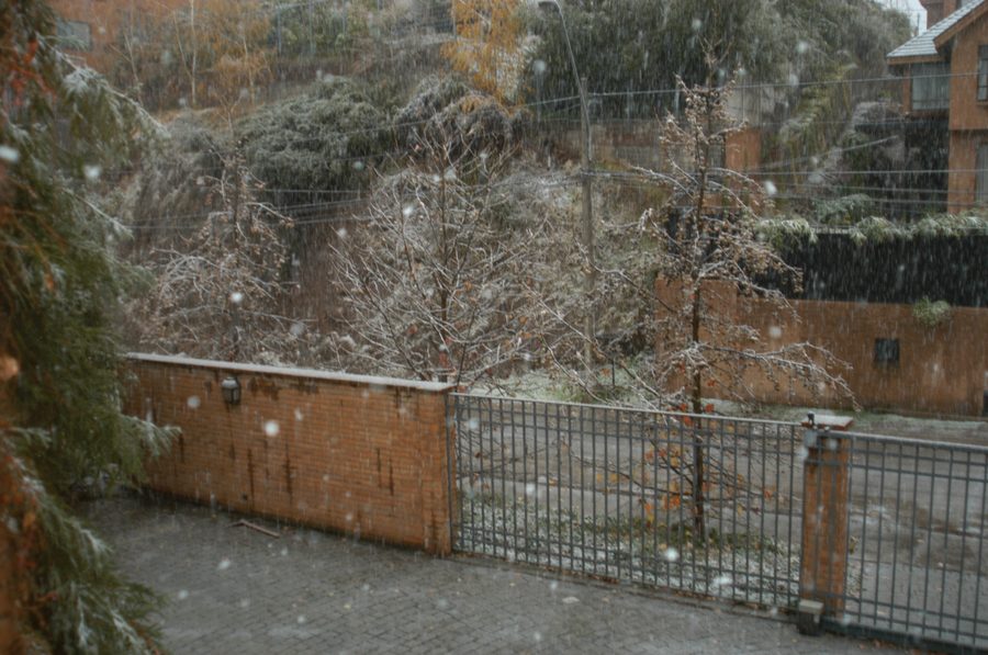 Desde el balcón, nevando